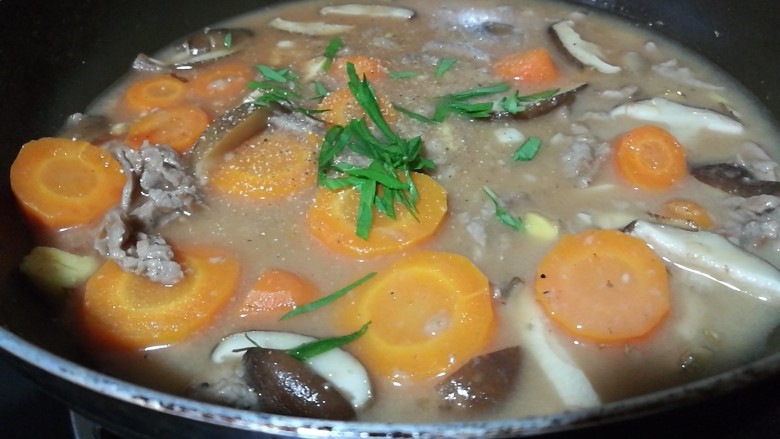 快手菜,胡萝卜番茄牛肉羹,撒上新鲜罗勒叶,起锅