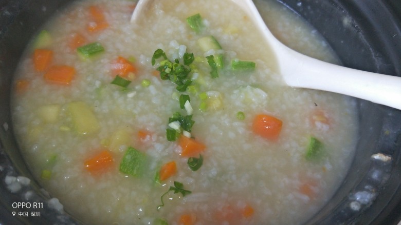 快手早餐 双色营养砂锅粥,煮好的粥关火加一点葱花和盐调味,滴几滴香油