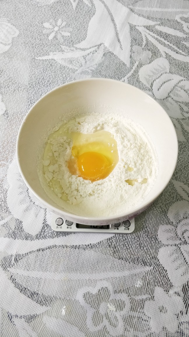 快手早餐 原味鸡蛋松饼,松饼粉过筛,加入纯牛奶,敲入一个鸡蛋