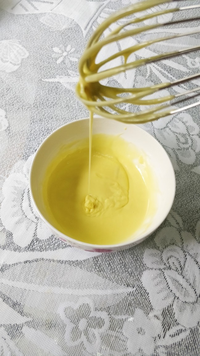 快手早餐 原味鸡蛋松饼,用手动打蛋器搅拌均匀至无颗粒状态
