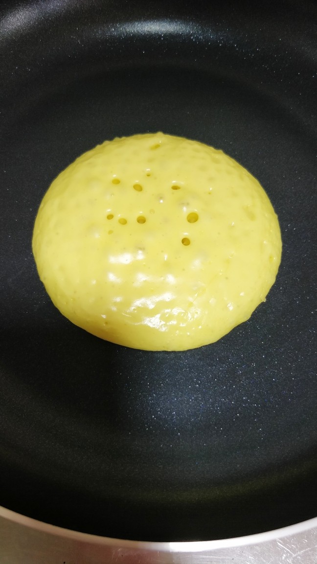 快手早餐 原味鸡蛋松饼,等面糊表面出现少许气泡时,用木平铲翻面