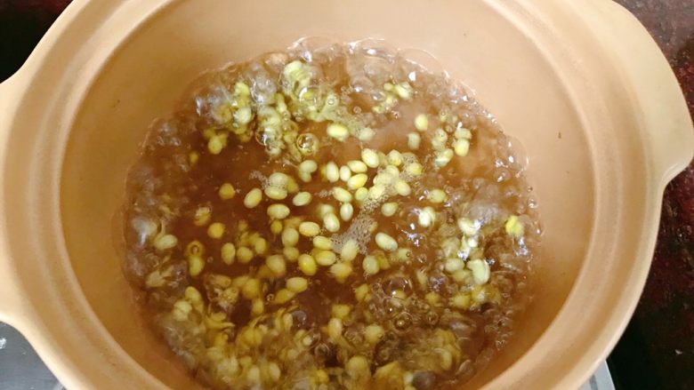 肉碎苦瓜汤,锅中煮开水,放入泡好的黄豆。