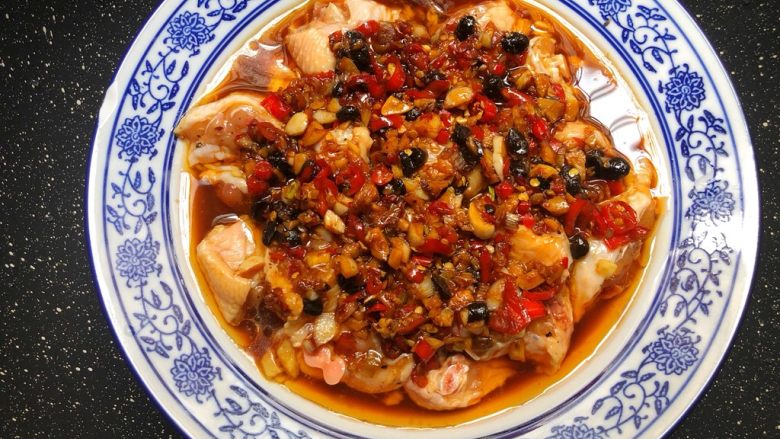 剁椒蒸鸡翅,放入蒸锅,大火蒸5分钟,转中火蒸15分钟