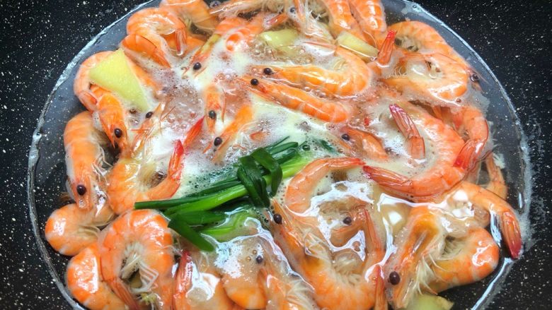 盐水虾,煮好关火,把虾捞出来装盘