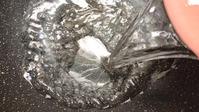 盐水虾,锅里放入500ml水,大火烧开