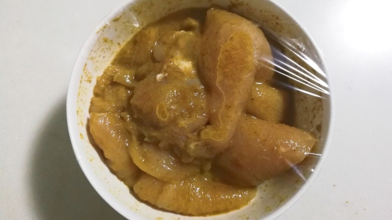 快手早餐 锅煎孜然鸡脯肉,抓匀,封上保鲜膜,放入冰箱冷藏一晚上