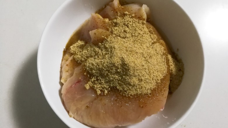快手早餐 锅煎孜然鸡脯肉,<a style='color:red;display:inline-block;' href='/shicai/ 5885'>鸡脯肉</a>洗净切去多余的油脂,横着用刀破成三片,用牙签扎一扎便于腌制入味。放入孜然烤肉料