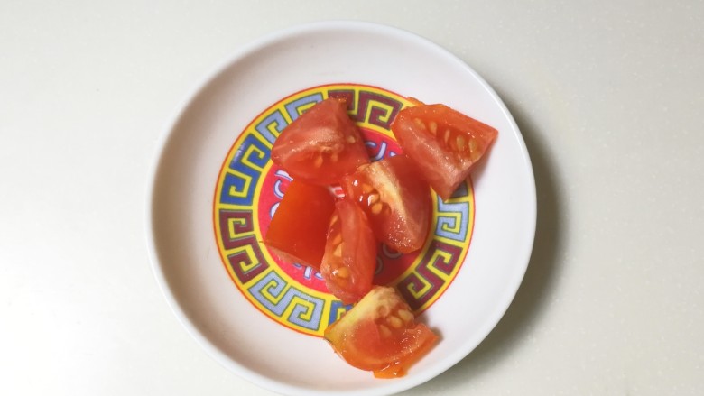 快手早餐 锅煎孜然鸡脯肉,樱桃番茄切成小块