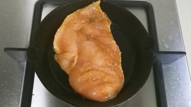 快手早餐 锅煎孜然鸡脯肉,热锅热油放入鸡脯肉,下面煎至金黄,发硬