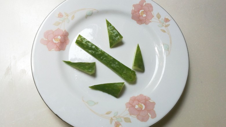 快手早餐 锅煎孜然鸡脯肉,<a style='color:red;display:inline-block;' href='/shicai/ 54'>黄瓜</a>切成长条形,三角形