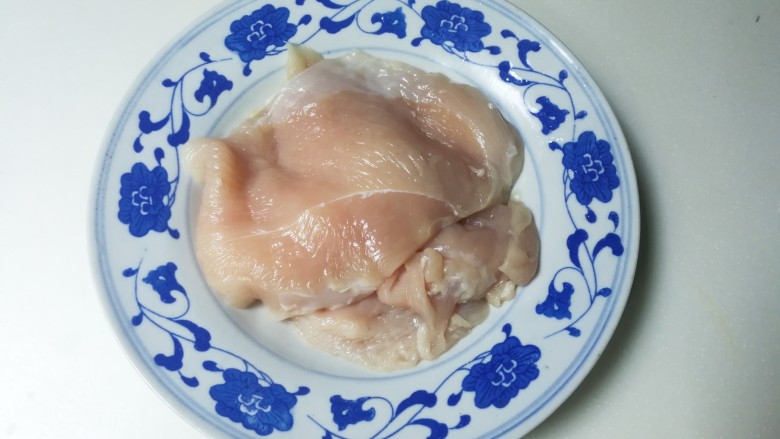 法式沙拉酱锅煎香甜鸡脯肉,<a style='color:red;display:inline-block;' href='/shicai/ 5885'>鸡脯肉</a>洗净切去多余的油脂,横着用刀破成三片,用牙签扎一扎便于腌制入味