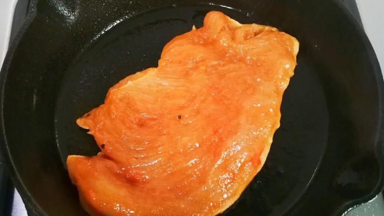 法式沙拉酱锅煎香甜鸡脯肉,热锅热油放入鸡脯肉煎至下面金黄,发硬