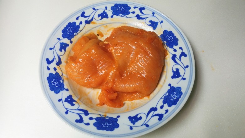 法式沙拉酱锅煎香甜鸡脯肉,放入香甜烤和清水抓匀,放入冰箱冷藏腌制一晚