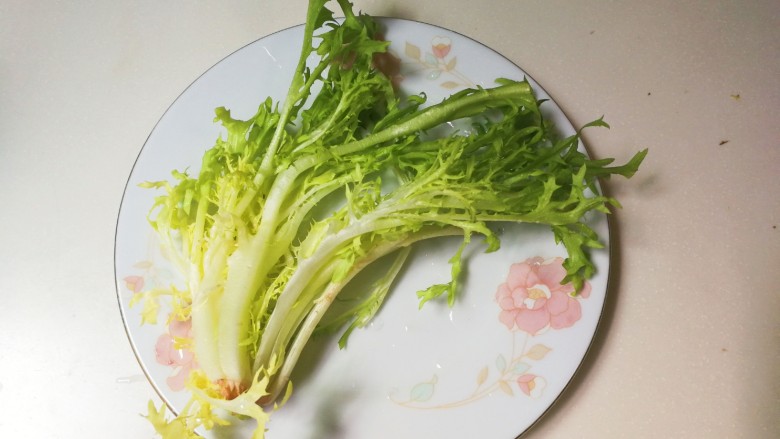 法式沙拉酱锅煎香甜鸡脯肉,<a style='color:red;display:inline-block;' href='/shicai/ 3320'>苦菊</a>清洗干净,淡盐水浸泡五分钟沥掉水