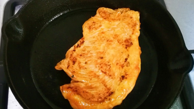 法式沙拉酱锅煎香甜鸡脯肉,翻面再煎至金黄
