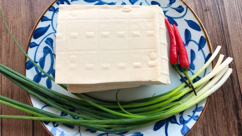油焖豆腐,<a style='color:red;display:inline-block;' href='/shicai/ 465'>豆腐</a>500g，<a style='color:red;display:inline-block;' href='/shicai/ 3250'>葱</a>20g，小米辣2个