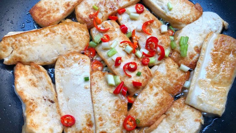 油焖豆腐,放入小米椒