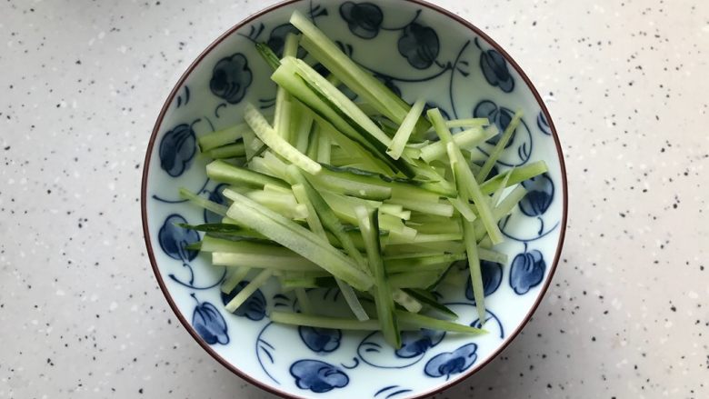 健康饮食@木耳拌卷心菜,<a style='color:red;display:inline-block;' href='/shicai/ 3581'>青瓜</a>洗净切成丝,去不去皮随你喜欢