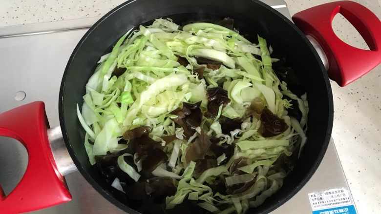 健康饮食@木耳拌卷心菜,水开后放入卷心菜和木耳,煮3.4分钟