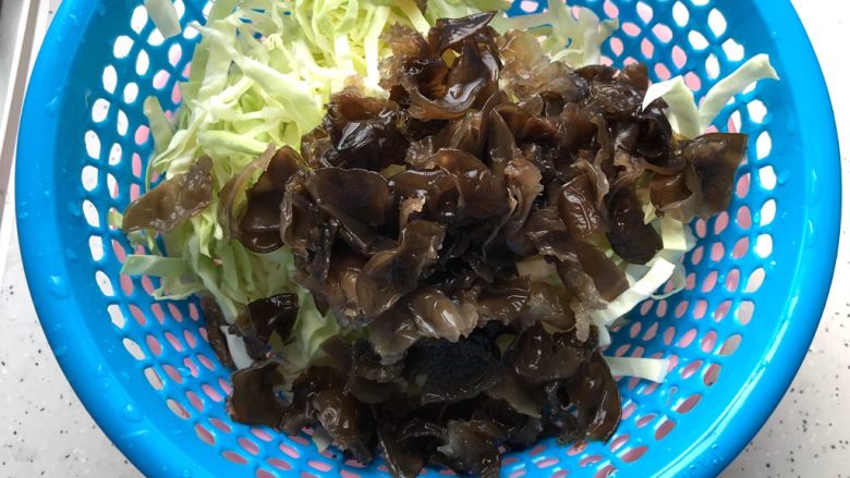 健康饮食@木耳拌卷心菜,泡发好之后的木耳去蒂洗净,撕成小朵
