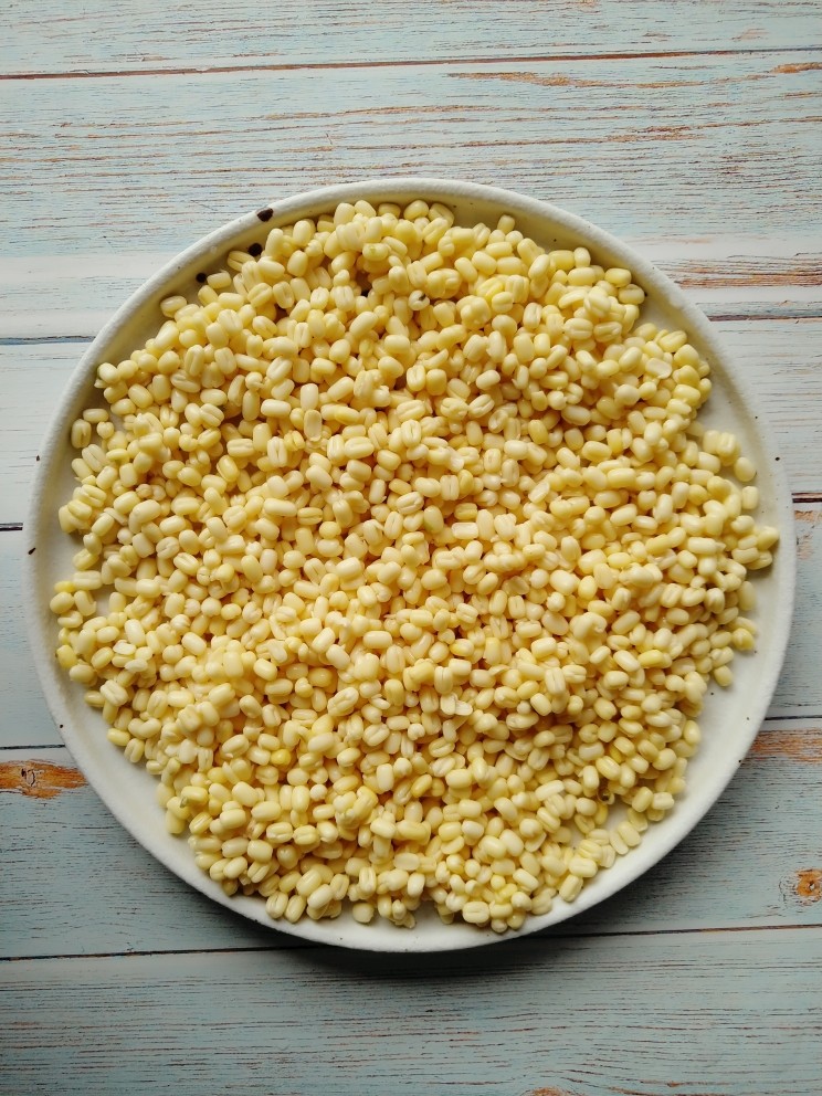 绿豆糕,把脱了皮的绿豆放入盘子,加一点点清水。