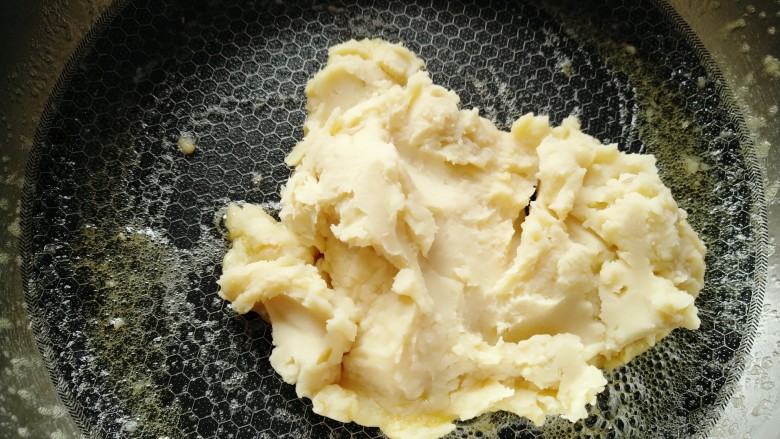 绿豆糕,放入绿豆泥,小火翻炒。