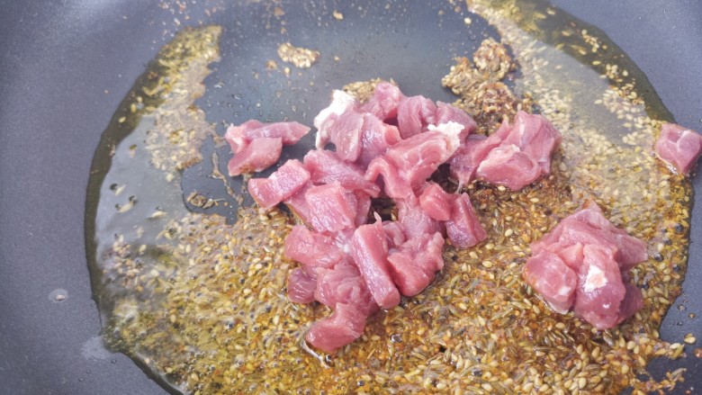 牛肉粒花生炒饭,再加入牛肉粒。