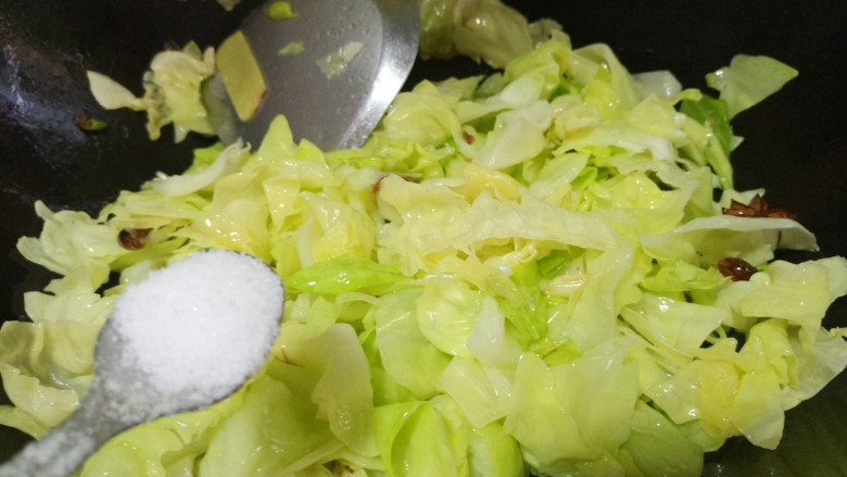 尖椒炒大头菜,再加一勺盐。