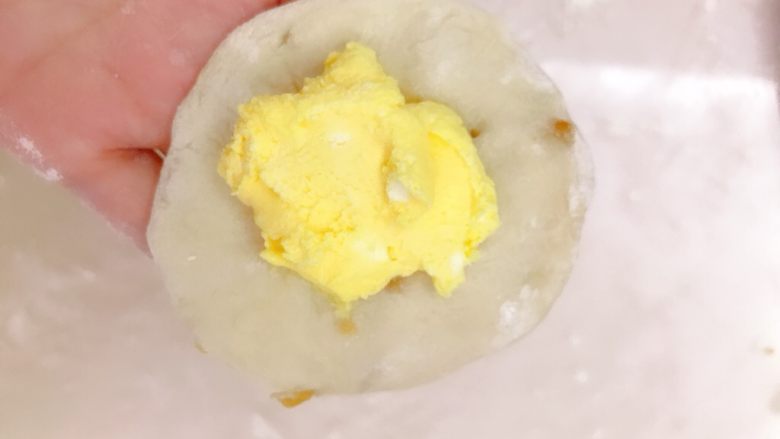 柠檬乳酪软欧包,包入15g柠檬乳酪馅,用包包子的方式包起来,收口朝下