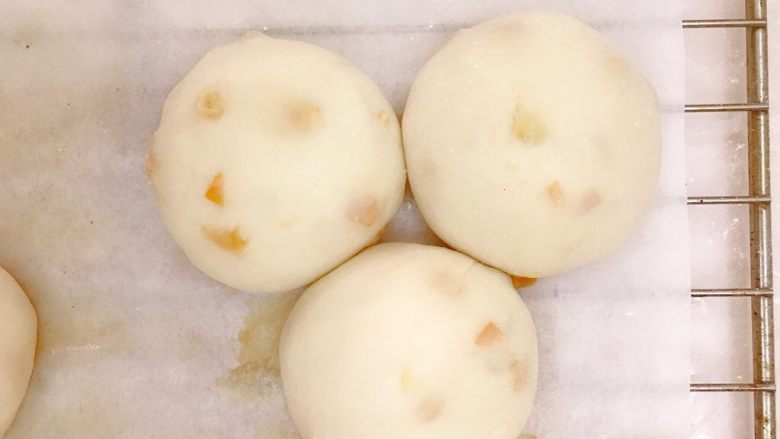 柠檬乳酪软欧包,三个一组,彼此之间可以分开一点距离。然后二次发酵至1.5倍大