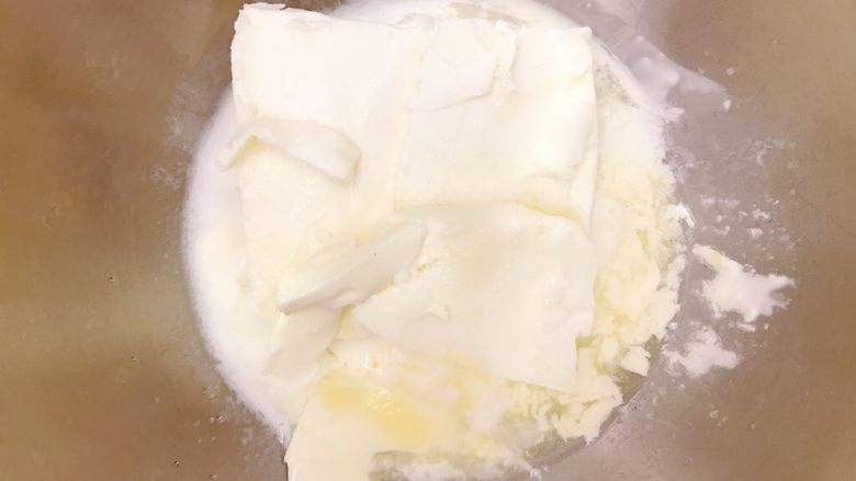 柠檬乳酪软欧包,制作柠檬乳酪馅,除了卡仕达粉以外的所有材料混合,用手持电动打蛋器打匀,再加入卡仕达粉,用刮刀搅拌均匀。做好的馅料放冰箱冷藏备用