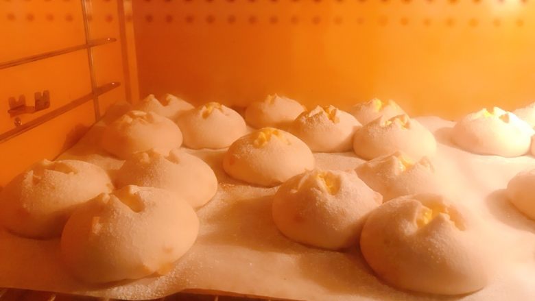 柠檬乳酪软欧包,烤箱预热,上火220下火180烤9分钟,出炉震盘一次震出热气