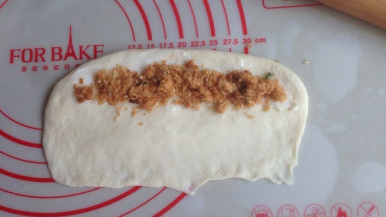 淡奶油无蛋排包,顶端挤上沙拉酱,放上肉松,也可以换成其他果酱之类,不加也很好吃哒