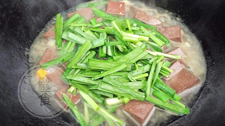 韭菜猪血汤,倒入猪血下锅加盖焖煮,大火煮开再转小火煮10分钟左右,加入韭菜。