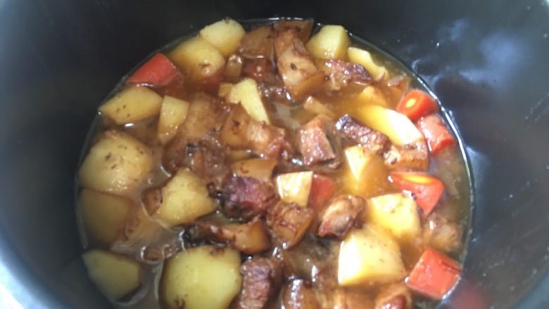 八宝酱土豆胡萝卜肉,电压锅炖煮25分钟左右,再焖10分钟左右即可食用。煮熟后的猪肉汤红味鲜,满屋飘香。