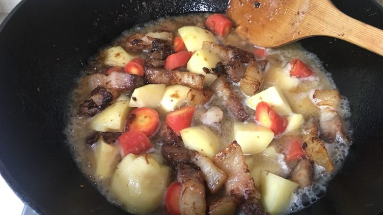 八宝酱土豆胡萝卜肉,加入适量水,水以刚好淹过食材为宜。