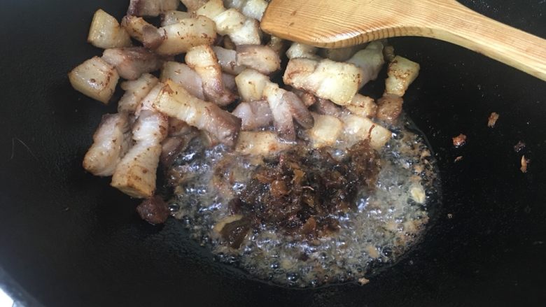 八宝酱土豆胡萝卜肉,爆油后的猪肉块铲至一边,倒入八珍牌八宝酱在油里爆香。