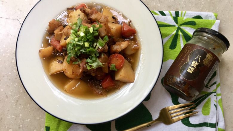 八宝酱土豆胡萝卜肉,煮熟后盛盘撒上香菜葱花末即可食用。