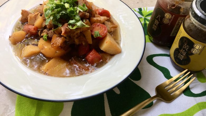 八宝酱土豆胡萝卜肉,八宝酱肉趁热食用口感最佳。