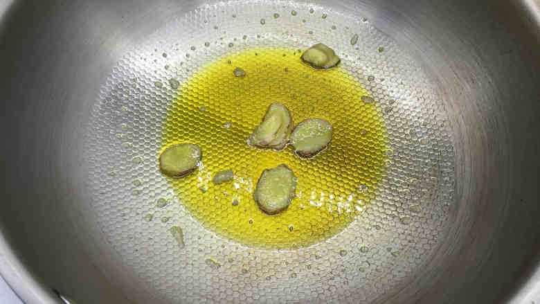 小炒羊肉片,坐锅烧热后放菜油，炒香<a style='color:red;display:inline-block;' href='/shicai/ 37'>姜</a>片。