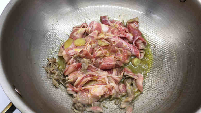 小炒羊肉片,放入<a style='color:red;display:inline-block;' href='/shicai/ 7753'>羊肉片</a>下去翻炒。
