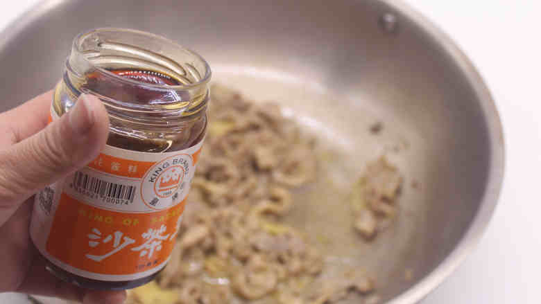 小炒羊肉片,炒至变色后加入<a style='color:red;display:inline-block;' href='/shicai/ 787'>沙茶酱</a>一大勺。大火翻炒1分钟。