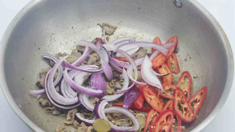 小炒羊肉片,放入<a style='color:red;display:inline-block;' href='/shicai/ 29'>洋<a style='color:red;display:inline-block;' href='/shicai/ 3250'>葱</a></a>红椒丝翻炒片刻。