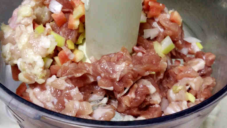 芝士焗肉丸,将切丁的食材全部放入料理机,启动“绞肉”功能;