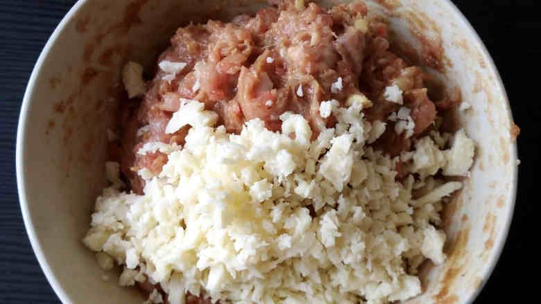 芝士焗肉丸,将适量芝士放入第六步的肉馅里;