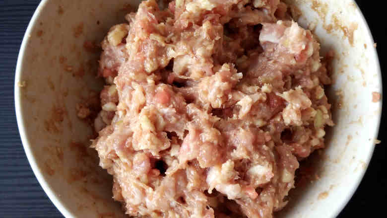 芝士焗肉丸,继续讲肉馅同芝士混合,搅拌均匀;
