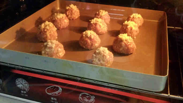 芝士焗肉丸,烤箱上下火180度预热成功后,将烤盘放在烤箱中层,烤制20分钟左右;