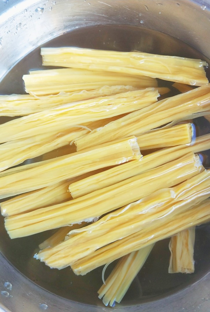 教你在家自制香味十足辣条 , 干净卫生还特别好吃,<a style='color:red;display:inline-block;' href='/shicai/ 468'>腐竹</a>提前泡两个小时泡软,捞出沥水。