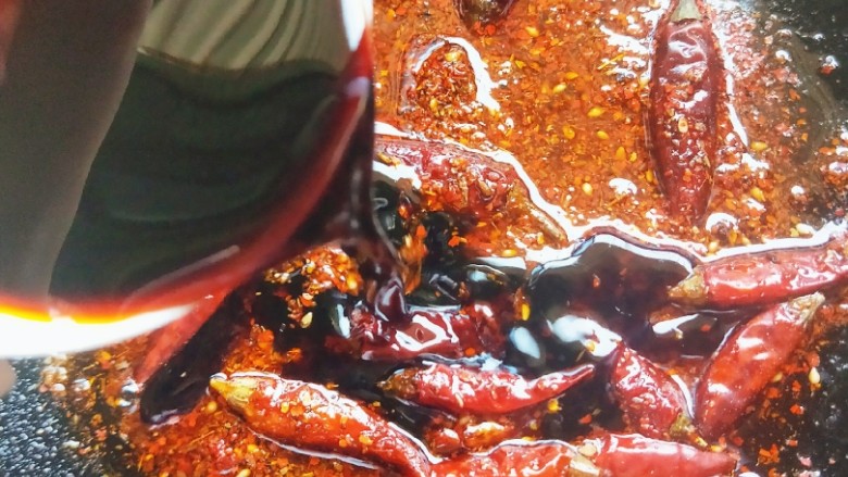 教你在家自制香味十足辣条 , 干净卫生还特别好吃,加入<a style='color:red;display:inline-block;' href='/shicai/ 692'>酱油</a>搅拌均匀。