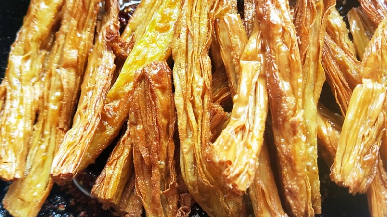 教你在家自制香味十足辣条 , 干净卫生还特别好吃,再次放入腐竹。